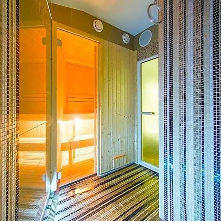 Krystal Hotel 3*