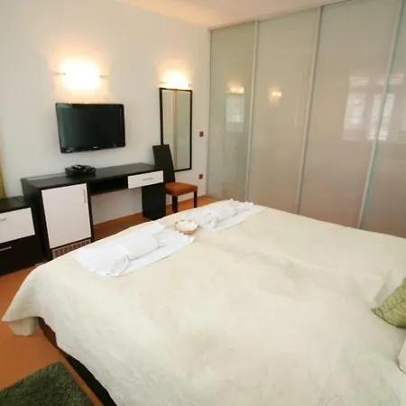 Krystal Hotel 3*